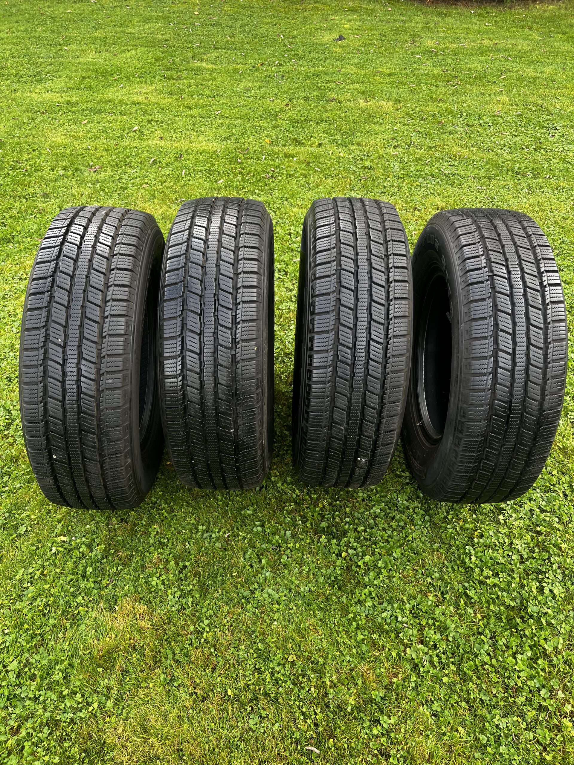 Komplet opon zimowych „15” SnowDragon2 215/70R15C