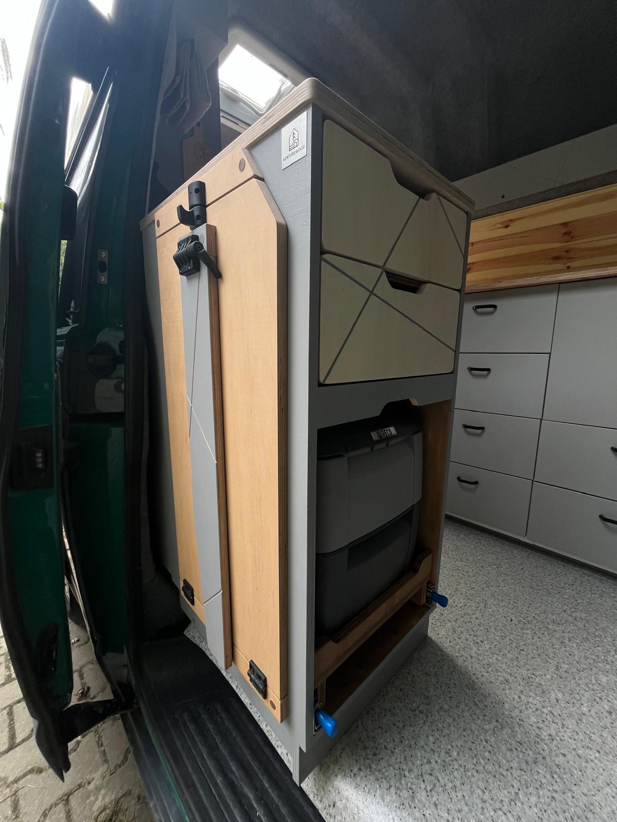 Modułowa zabudowa camperowa z funkcją biura Nowoczesna, modułowa zabudowa camperowa zaprojektowana z myślą o maksymalnej funkcjonalności i estetyce.