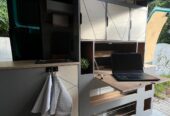 Modułowa zabudowa camperowa z funkcją biura Nowoczesna, modułowa zabudowa camperowa zaprojektowana z myślą o maksymalnej funkcjonalności i estetyce.