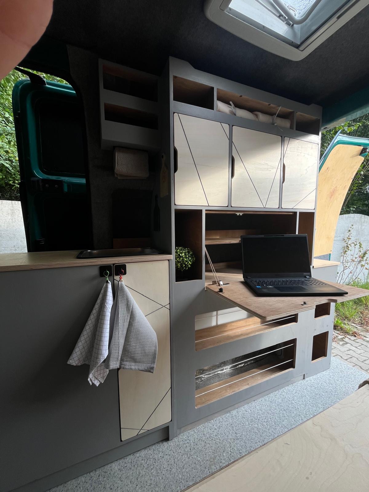 Modułowa zabudowa camperowa z funkcją biura Nowoczesna, modułowa zabudowa camperowa zaprojektowana z myślą o maksymalnej funkcjonalności i estetyce.