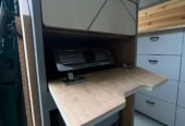 Modułowa zabudowa camperowa z funkcją biura Nowoczesna, modułowa zabudowa camperowa zaprojektowana z myślą o maksymalnej funkcjonalności i estetyce.