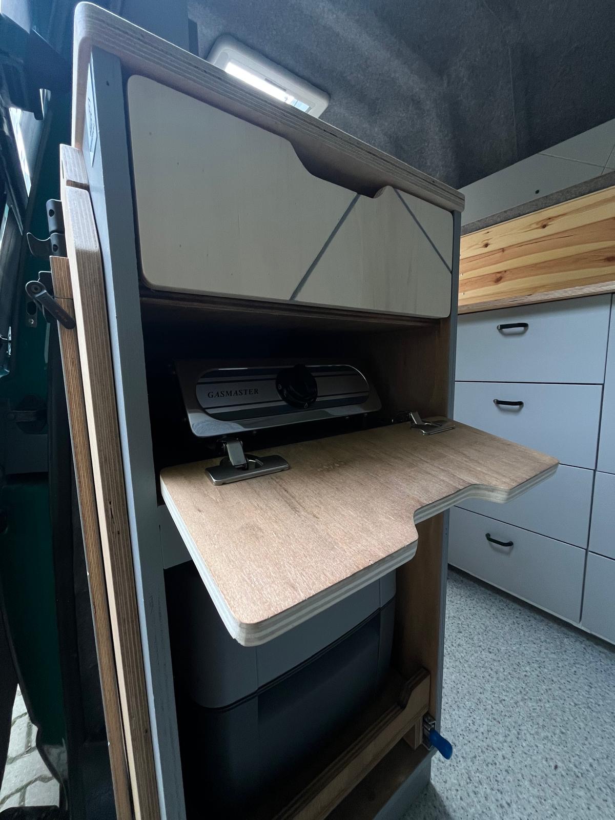 Modułowa zabudowa camperowa z funkcją biura Nowoczesna, modułowa zabudowa camperowa zaprojektowana z myślą o maksymalnej funkcjonalności i estetyce.
