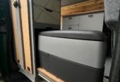 Modułowa zabudowa camperowa z funkcją biura Nowoczesna, modułowa zabudowa camperowa zaprojektowana z myślą o maksymalnej funkcjonalności i estetyce.