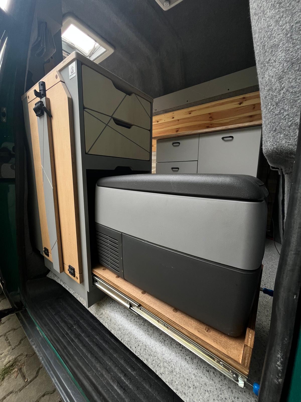 Modułowa zabudowa camperowa z funkcją biura Nowoczesna, modułowa zabudowa camperowa zaprojektowana z myślą o maksymalnej funkcjonalności i estetyce.