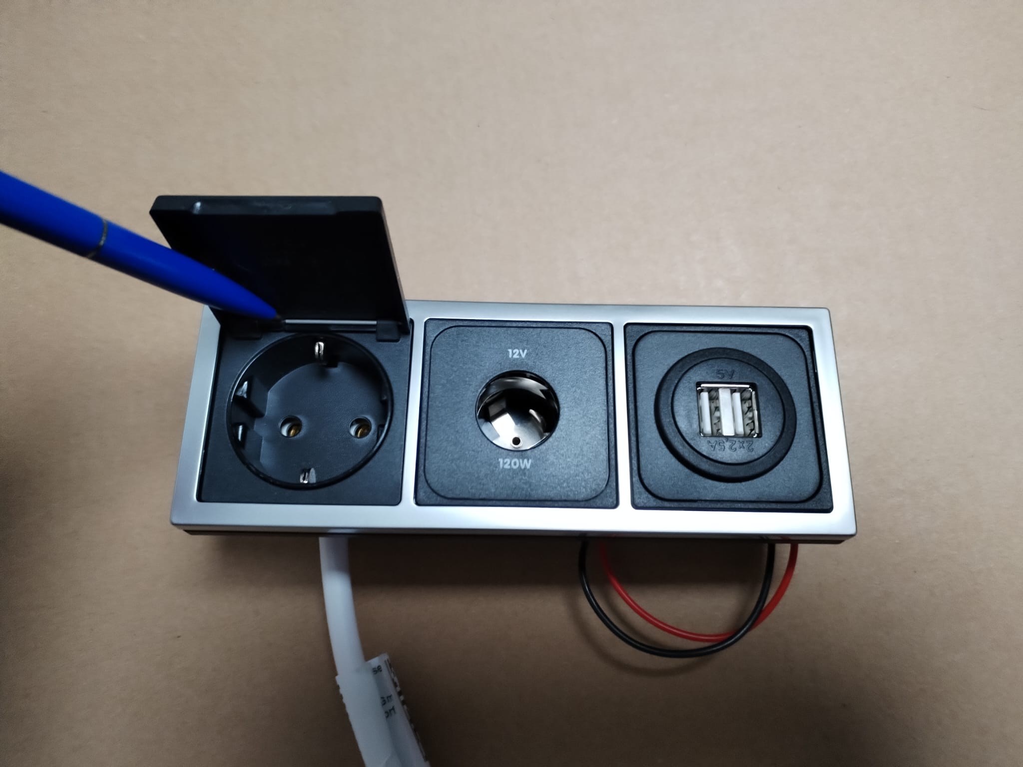 Gniazdko potrójne Kamper Przyczepa kempingowa 230V/12V/USB Komplet jak na zdjęciu z ramką montażową