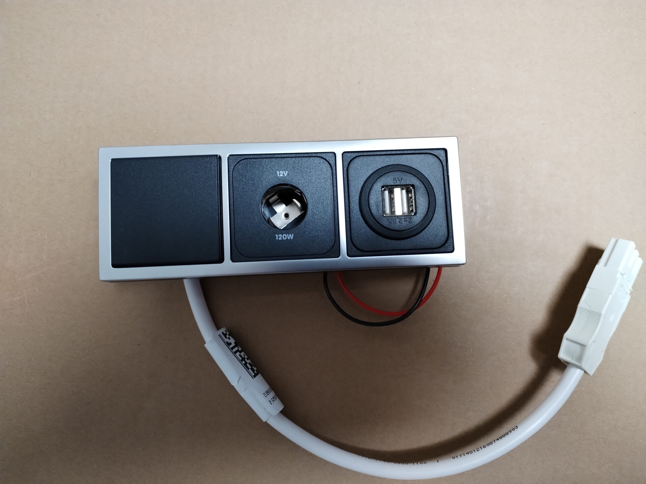 Gniazdko potrójne Kamper Przyczepa kempingowa 230V/12V/USB Komplet jak na zdjęciu z ramką montażową