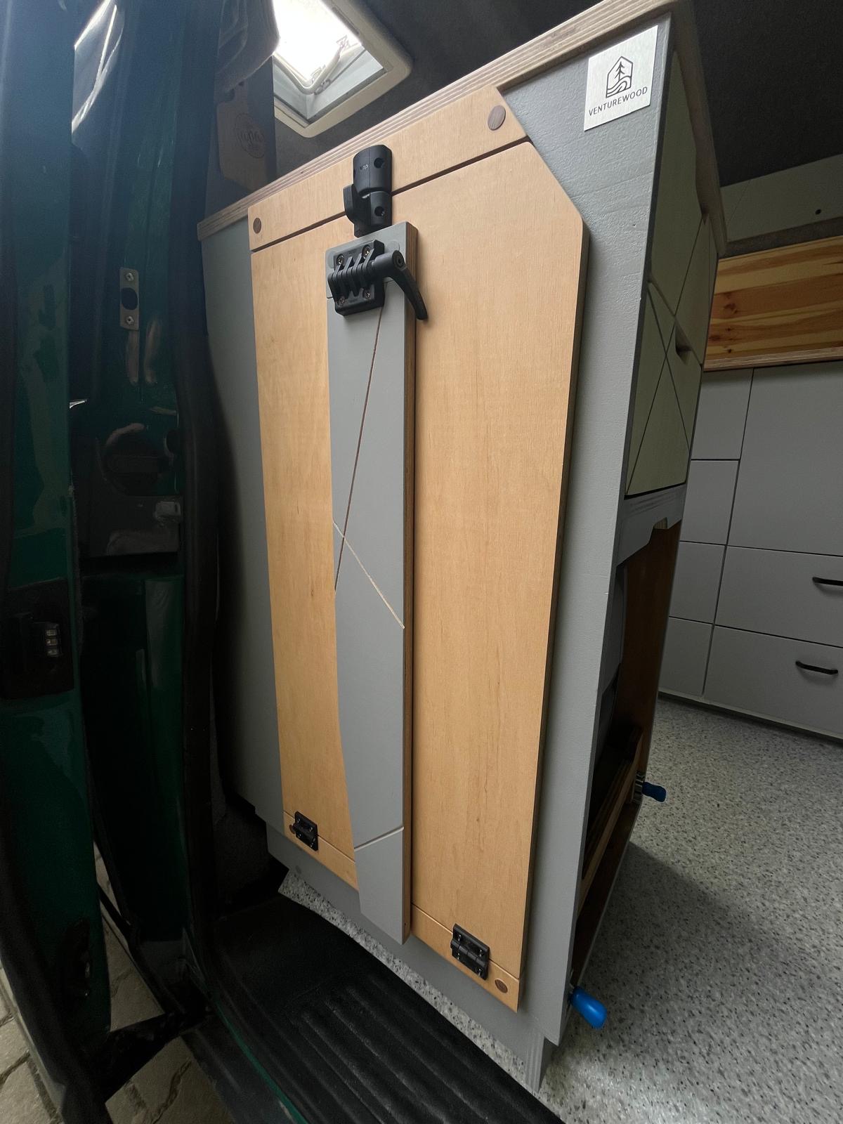 Modułowa zabudowa camperowa z funkcją biura Nowoczesna, modułowa zabudowa camperowa zaprojektowana z myślą o maksymalnej funkcjonalności i estetyce.